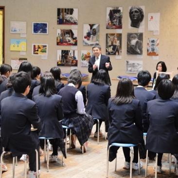 橘学苑デザイン美術コースの「自然環境に優しい椅子づくり展」開催