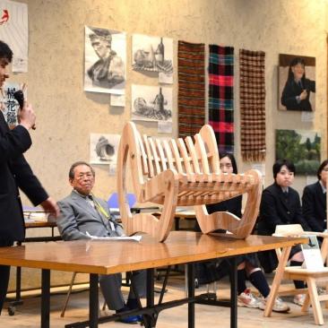 橘学苑デザイン美術コースの「自然環境に優しい椅子づくり展」開催