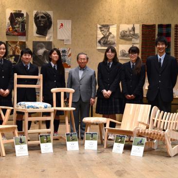 橘学苑デザイン美術コースの「自然環境に優しい椅子づくり展」開催
